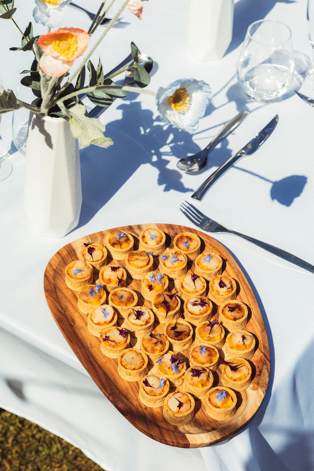 Buffet cocktail avec verrines, mini burgers et bouchées apéritives préparé par Food and Beyond
