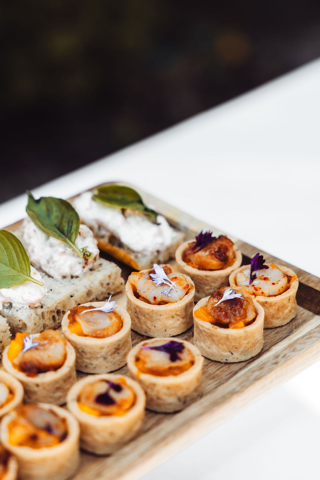 Buffet cocktail avec verrines, mini burgers et bouchées apéritives préparé par Food and Beyond