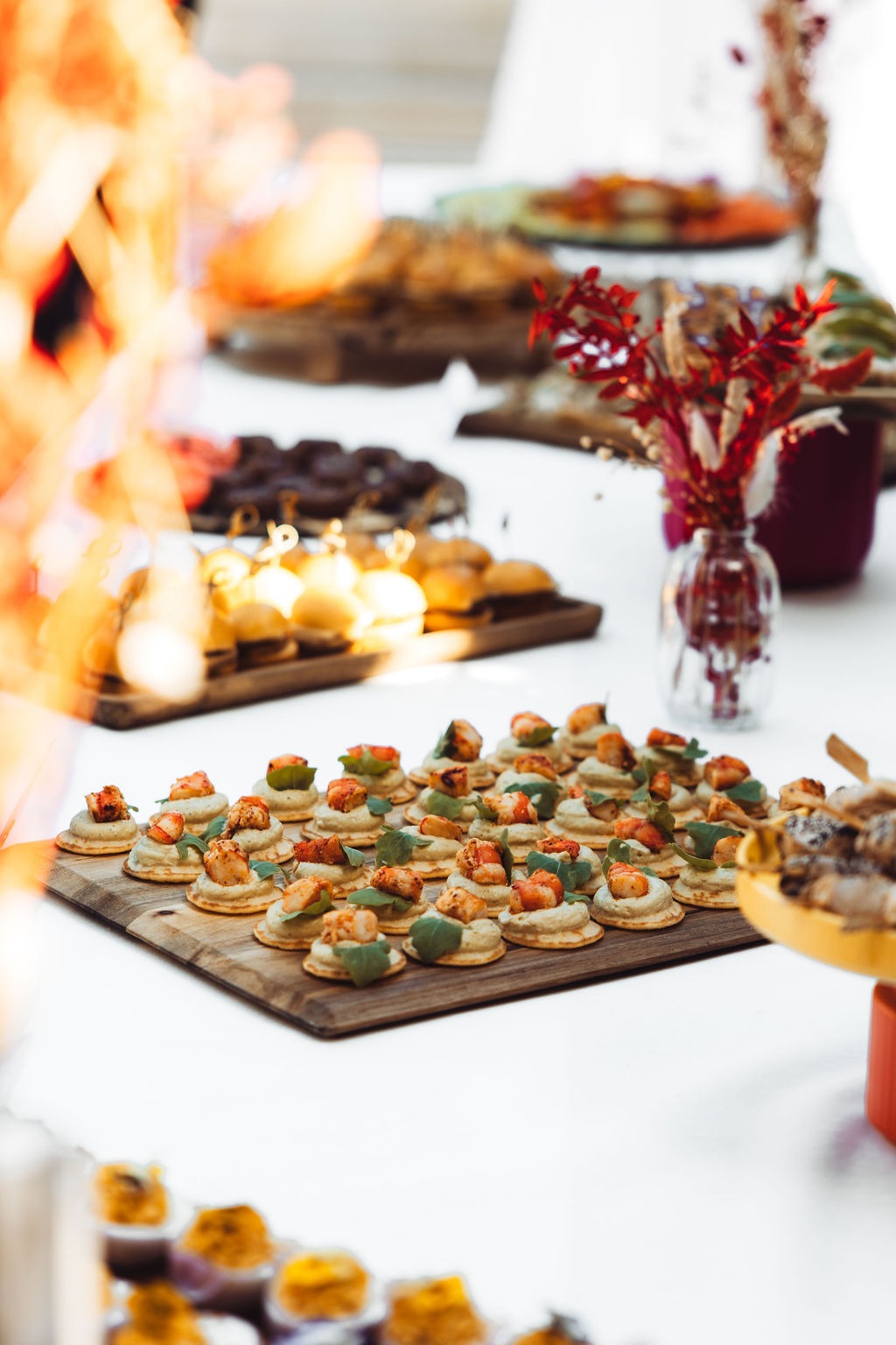 Buffet cocktail avec verrines, mini burgers et bouchées apéritives préparé par Food and Beyond