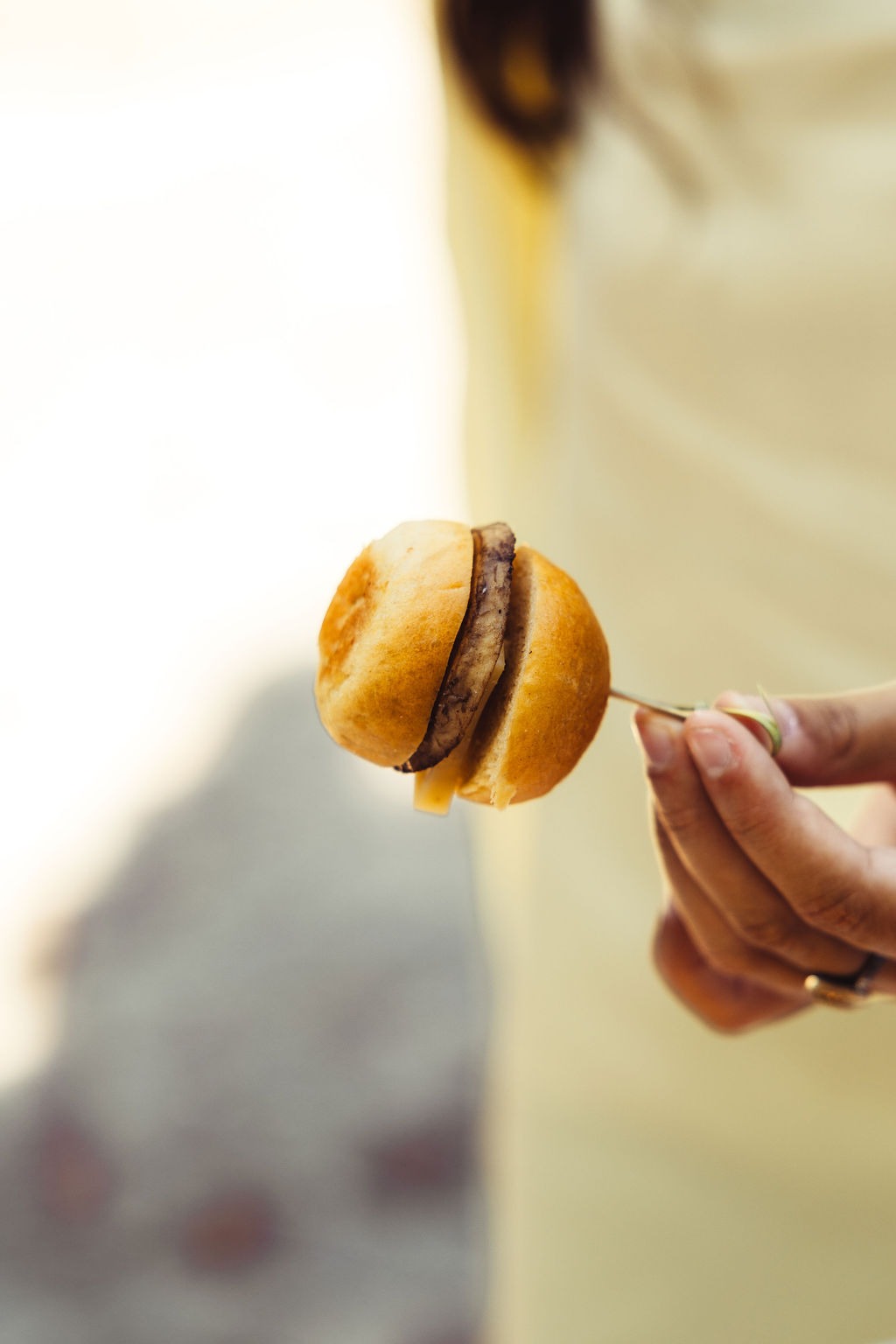 Buffet cocktail avec verrines, mini burgers et bouchées apéritives préparé par Food and Beyond