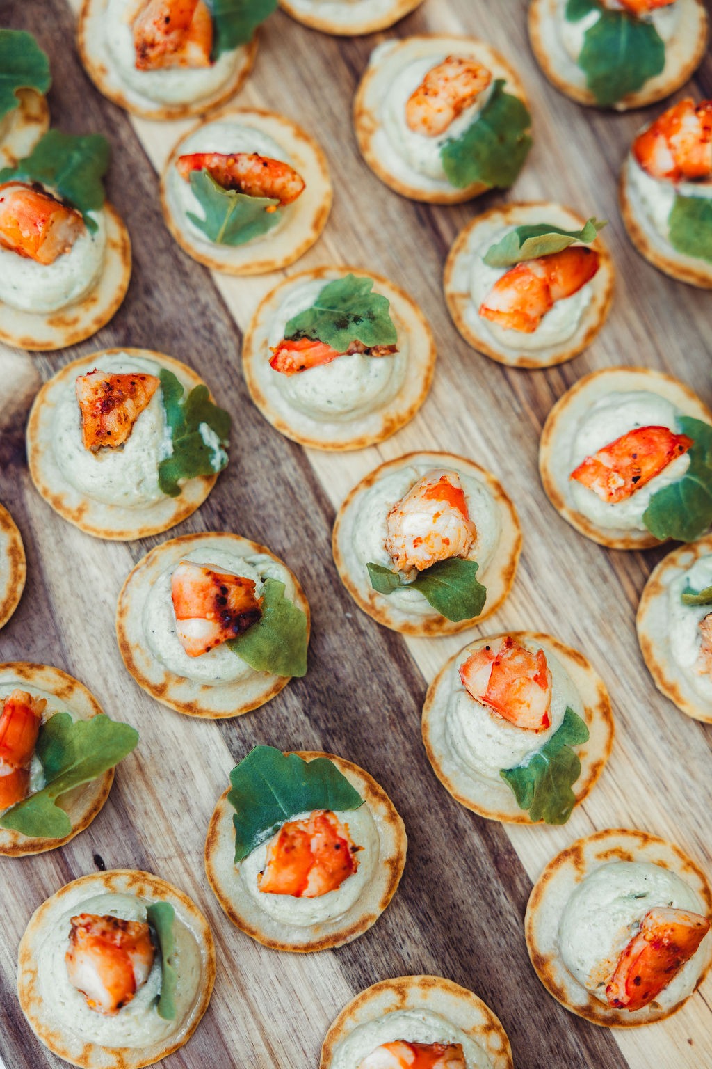 Buffet cocktail avec verrines, mini burgers et bouchées apéritives préparé par Food and Beyond