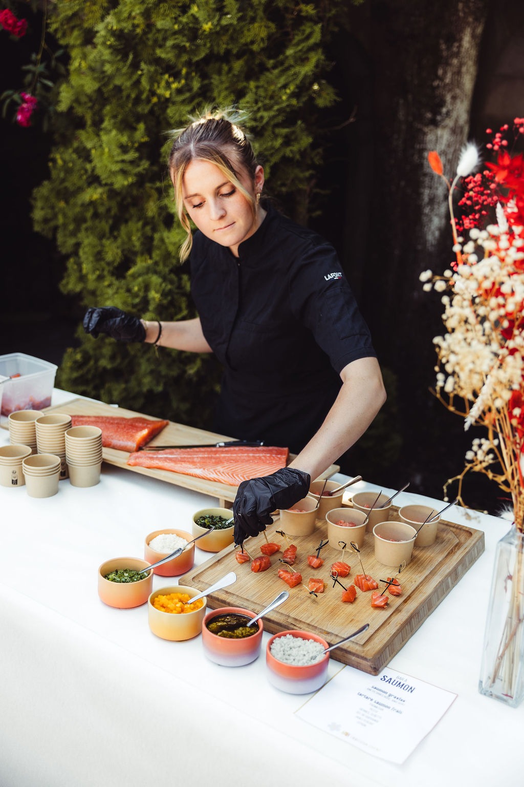 Animation culinaire bar à Saumon préparé par Food and Beyond FAB Traiteur Lyon