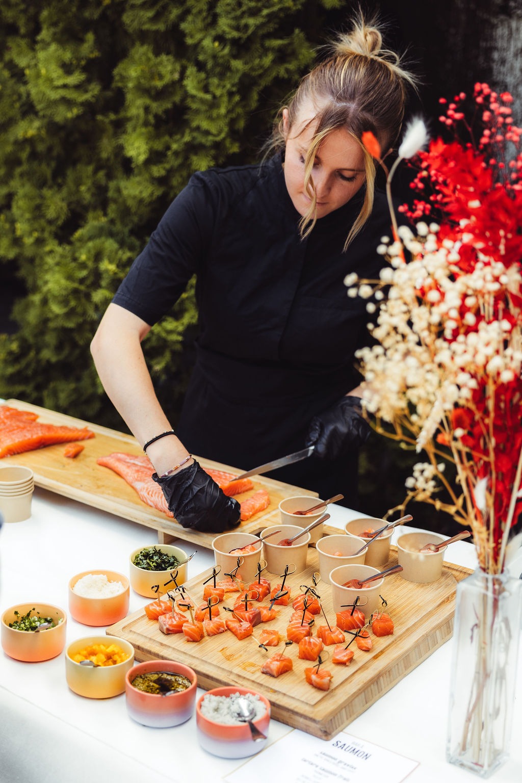 Animation culinaire bar à Saumon préparé par Food and Beyond FAB Traiteur Lyon