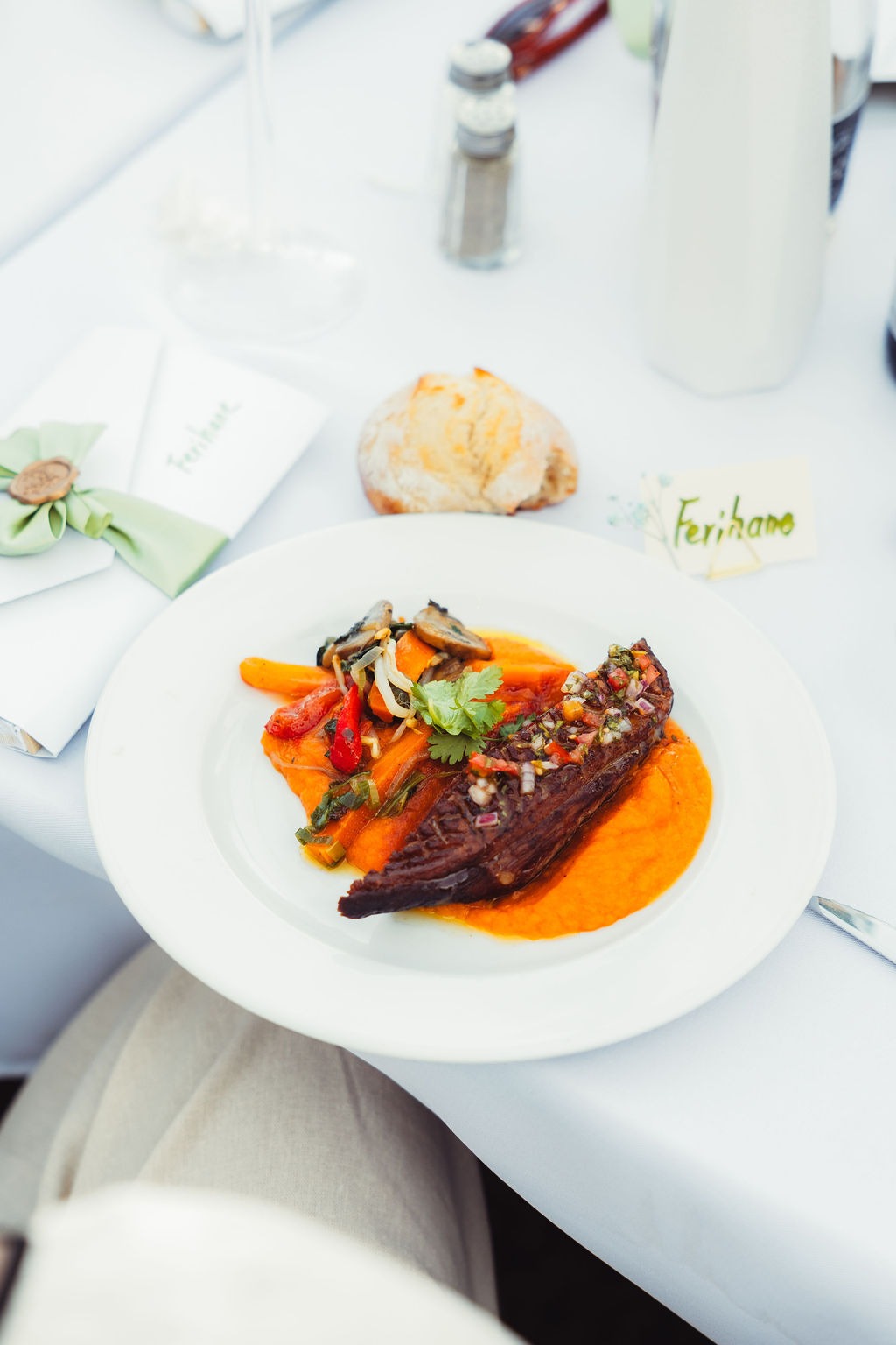 Repas assis pour un mariage préparé par FAB Traiteur Lyon