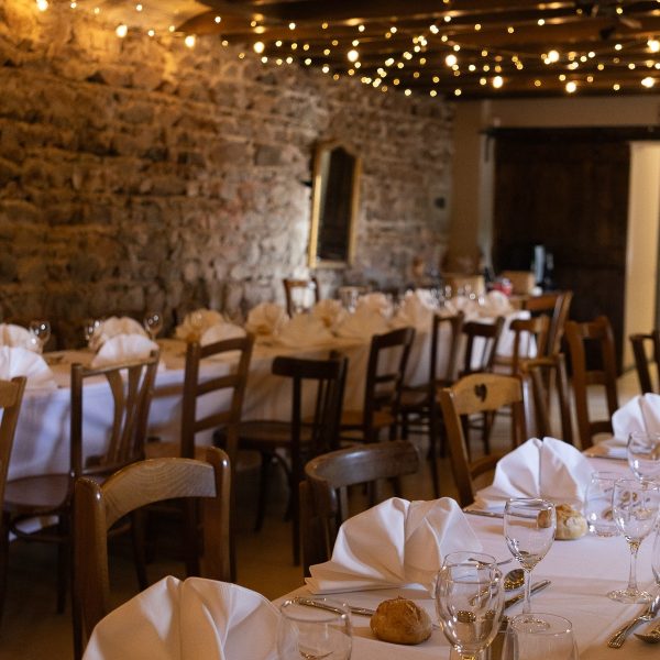 Buffet ou repas de mariage traiteur à Lyon avec décoration élégante
