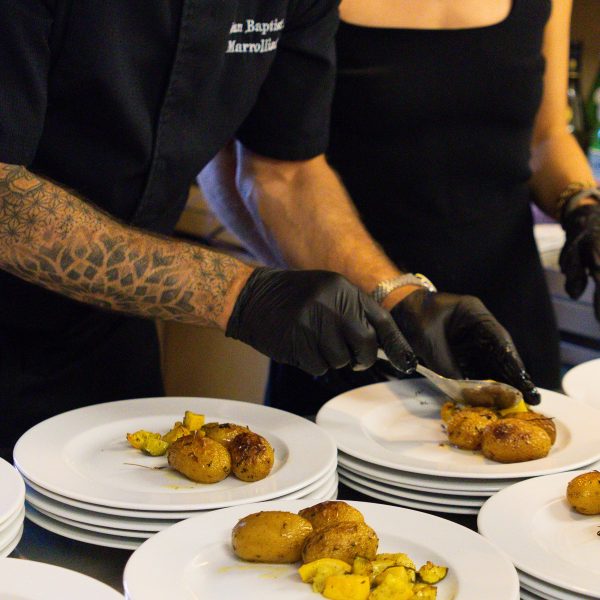 Repas assis traiteur à Lyon avec service à table pour mariage ou réception