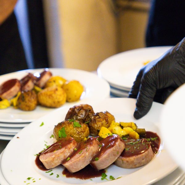 Repas assis traiteur à Lyon avec service à table pour mariage ou réception