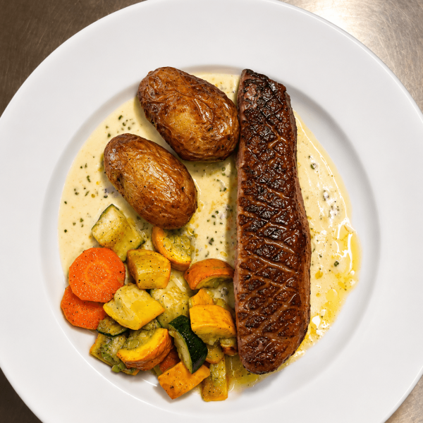 Magret de Canard sauce Roquefort, Pommes de Terres Grenailles, Legumes de saison, repas de Mariage, anniversaire, bapteme
