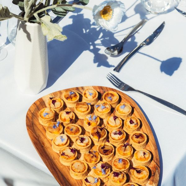 Buffet cocktail avec verrines, mini burgers et bouchées apéritives préparé par Food and Beyond