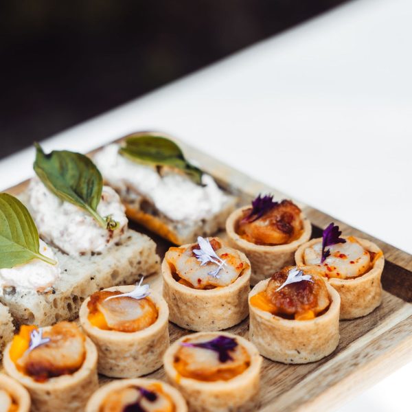 Buffet cocktail avec verrines, mini burgers et bouchées apéritives préparé par Food and Beyond
