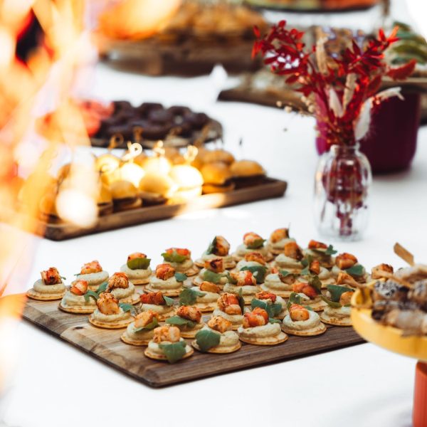 Buffet cocktail avec verrines, mini burgers et bouchées apéritives préparé par Food and Beyond