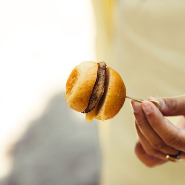 Buffet cocktail avec verrines, mini burgers et bouchées apéritives préparé par Food and Beyond