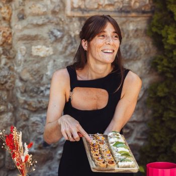 Buffet de bouchées traiteur à Lyon pour réception et cocktail dînatoire Buffet de bouchées traiteur à Lyon avec pièces salées et sucrées raffinées