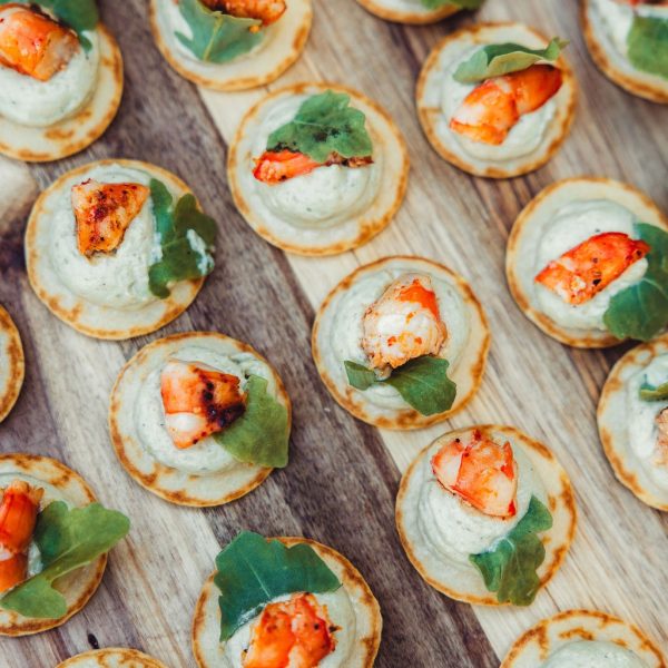 Buffet cocktail avec verrines, mini burgers et bouchées apéritives préparé par Food and Beyond