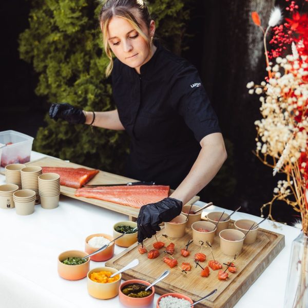 Animation culinaire bar à Saumon préparé par Food and Beyond FAB Traiteur Lyon