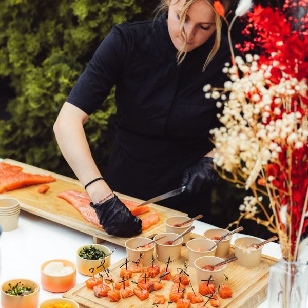 Animation culinaire bar à Saumon préparé par Food and Beyond FAB Traiteur Lyon