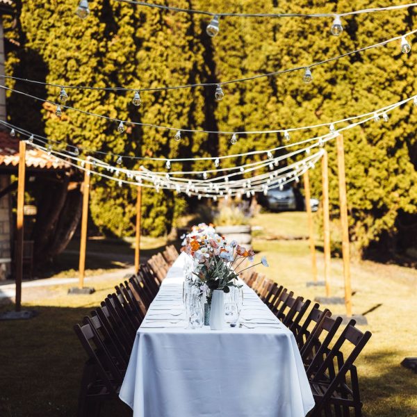 Buffet ou repas de mariage traiteur à Lyon avec décoration élégante