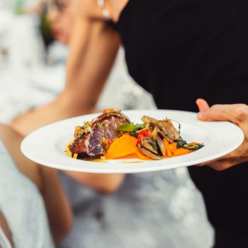 Repas assis traiteur à Lyon pour mariage et événement haut de gamme Service du repas assis par FAB Traiteur Lyon